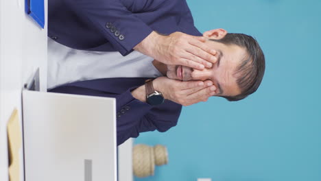 Vertical-video-of-Businessman-with-visual-impairment.